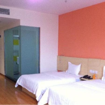 7 Days Inn Chengdu East Railway Station West Squar Экстерьер фото
