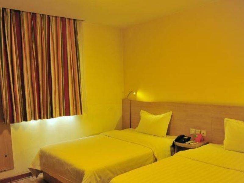 7 Days Inn Chengdu East Railway Station West Squar Экстерьер фото
