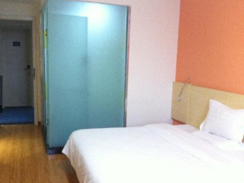 7 Days Inn Chengdu East Railway Station West Squar Экстерьер фото