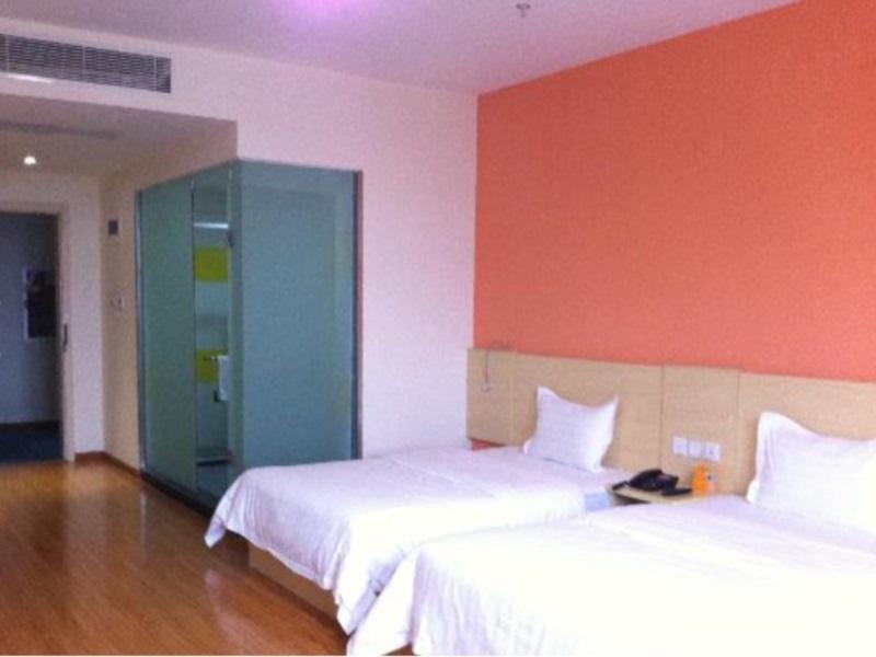 7 Days Inn Chengdu East Railway Station West Squar Экстерьер фото