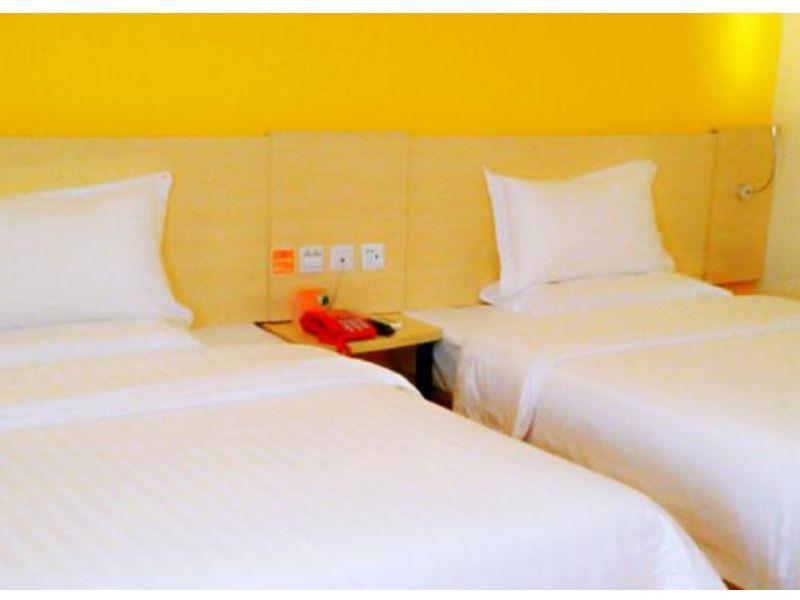 7 Days Inn Chengdu East Railway Station West Squar Экстерьер фото